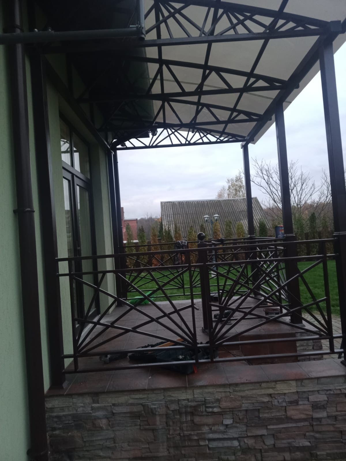 Пристройка с виноградной лозой