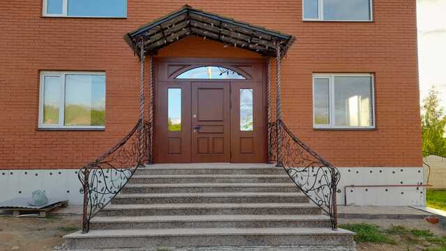 Классические кованые перила с S-образными завитками